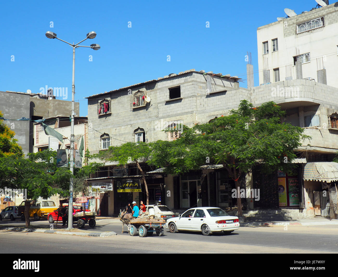 La striscia di Gaza, Territori palestinesi. Xx Giugno, 2017. Un asino una carrozza raffigurato in una strada di Gaza, Territori palestinesi, 20 giugno 2017. I 2 milioni di abitanti di questa fascia costiera per molti anni hanno subito gravi carenze energetiche. Il potere politico lotte hanno l' effetto di produrre soltanto che peggiorare la situazione. Foto: Stefanie Järkel/dpa/Alamy Live News Foto Stock