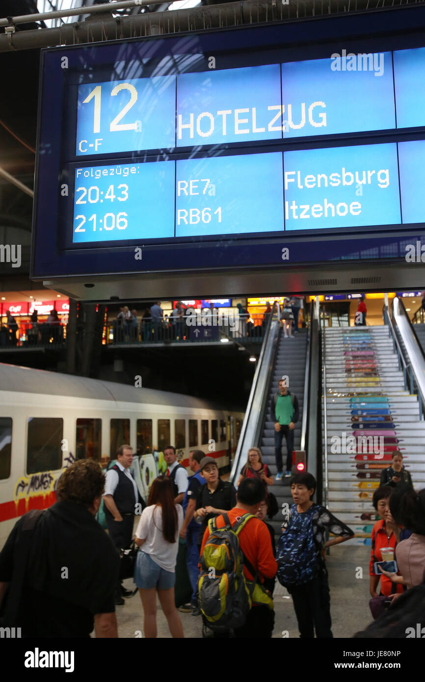 Amburgo, Germania. Il 22 giugno, 2017. Un treno notturno riproposte come un ripiego hotel nella stazione centrale di Amburgo, Germania, 22 giugno 2017. Le ferrovie tedesche (DB) a condizione che il treno per i passeggeri bloccati in città dopo forti tempeste danneggiato diverse linee e interrotta del treno intercity connections. Foto: Bodo segna/dpa/Alamy Live News Foto Stock