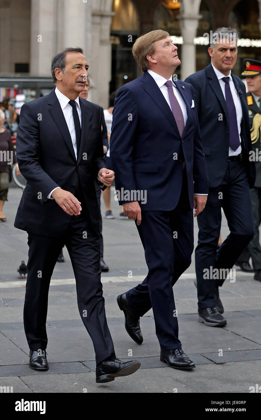 Milano re Williem Alexander e la Regina Maxima di Holland sono in viaggio dal punto di vista istituzionale in Italia e dopo Roma sono arrivati a Milano dove hanno soggiornato a Hotel Park Hyatt. Insieme con il Sindaco di Milano, Beppe Sala e il suo compagno di Chiara Bazoli a piedi dall'hotel a Piazza Duomo, attraversando la galleria, scortato da alcuni uomini della sicurezza. Nella piazza del Duomo di fronte al Palazzo Reale in attesa per loro ci sono Clarence Seedorf e Edgar Davids ex olandese giocatori di calcio insieme ad alcuni ragazzi che sono su un campo di calcio appositamente istituito per un evento. 22-06-2017 Milano Italia Foto Stock