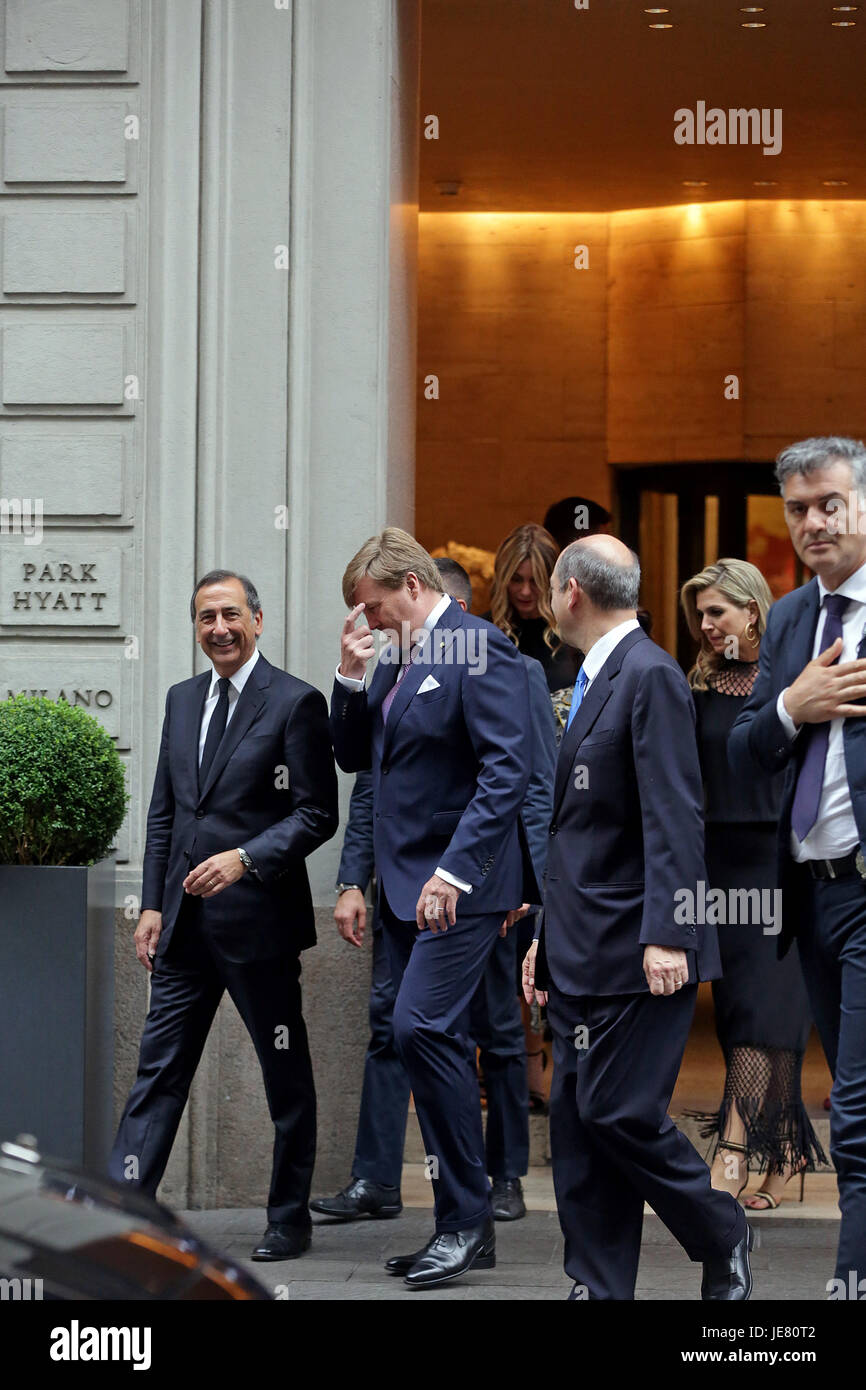 Milano re Williem Alexander e la Regina Maxima di Holland sono in viaggio dal punto di vista istituzionale in Italia e dopo Roma sono arrivati a Milano dove hanno soggiornato a Hotel Park Hyatt. Insieme con il Sindaco di Milano, Beppe Sala e il suo compagno di Chiara Bazoli a piedi dall'hotel a Piazza Duomo, attraversando la galleria, scortato da alcuni uomini della sicurezza. Nella piazza del Duomo di fronte al Palazzo Reale in attesa per loro ci sono Clarence Seedorf e Edgar Davids ex olandese giocatori di calcio insieme ad alcuni ragazzi che sono su un campo di calcio appositamente istituito per un evento. 22-06-2017 Milano Italia Foto Stock