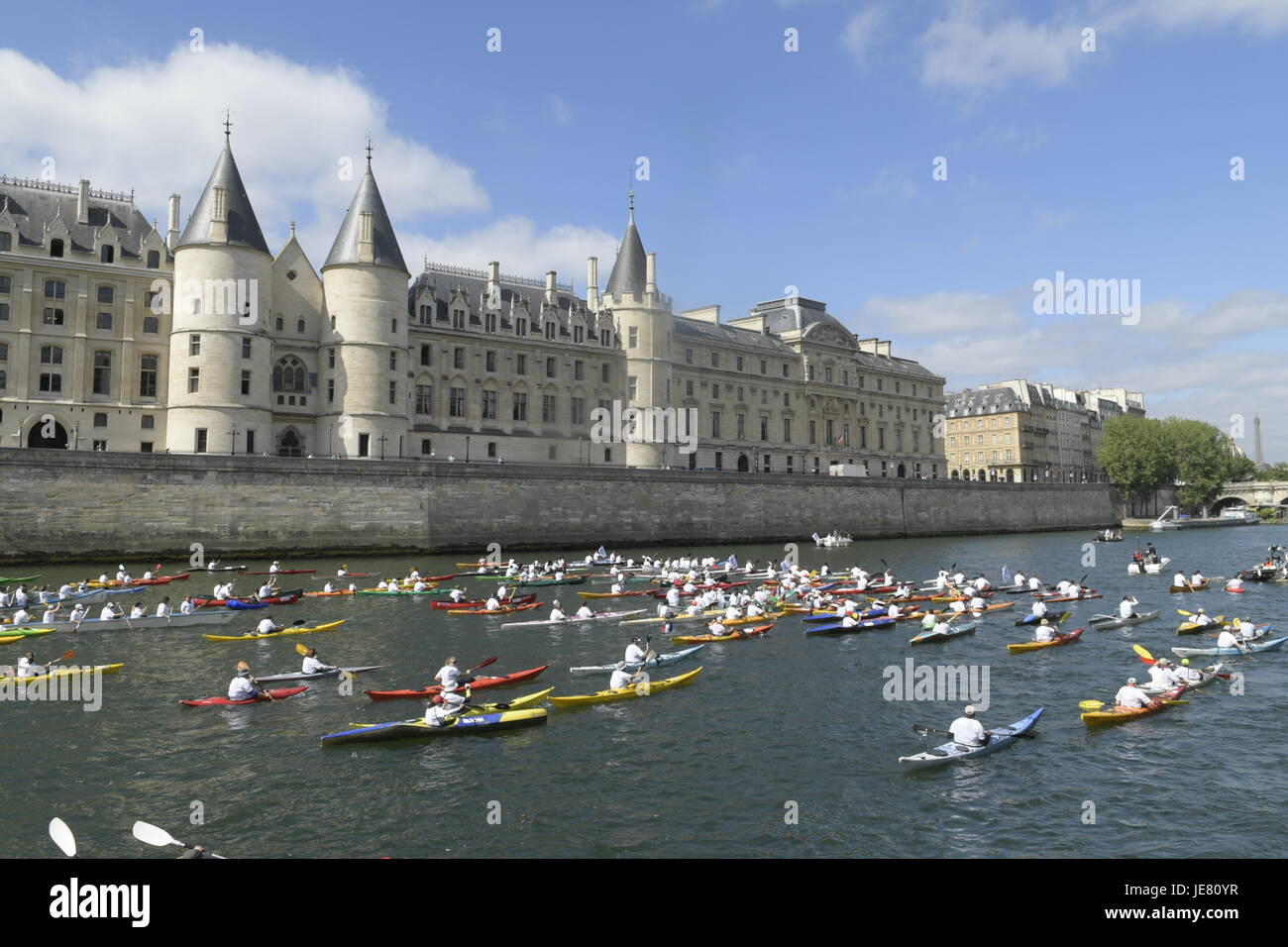 Julien mattia / le pictorium - Parigi festeggia i giochi olimpici - 23/06/2017 - Francia / Parigi - canoa sulla Senna. poche settimane prima dei Giochi olimpici e paralimpici sono stati premiati dal Comitato olimpico internazionale (CIO) in 2024, Parigi è più che mai mobilitati intorno alla sua candidatura e organizzate in due giorni in cui il cuore di Parigi si è trasformata in un effimero Olympic Park. Foto Stock