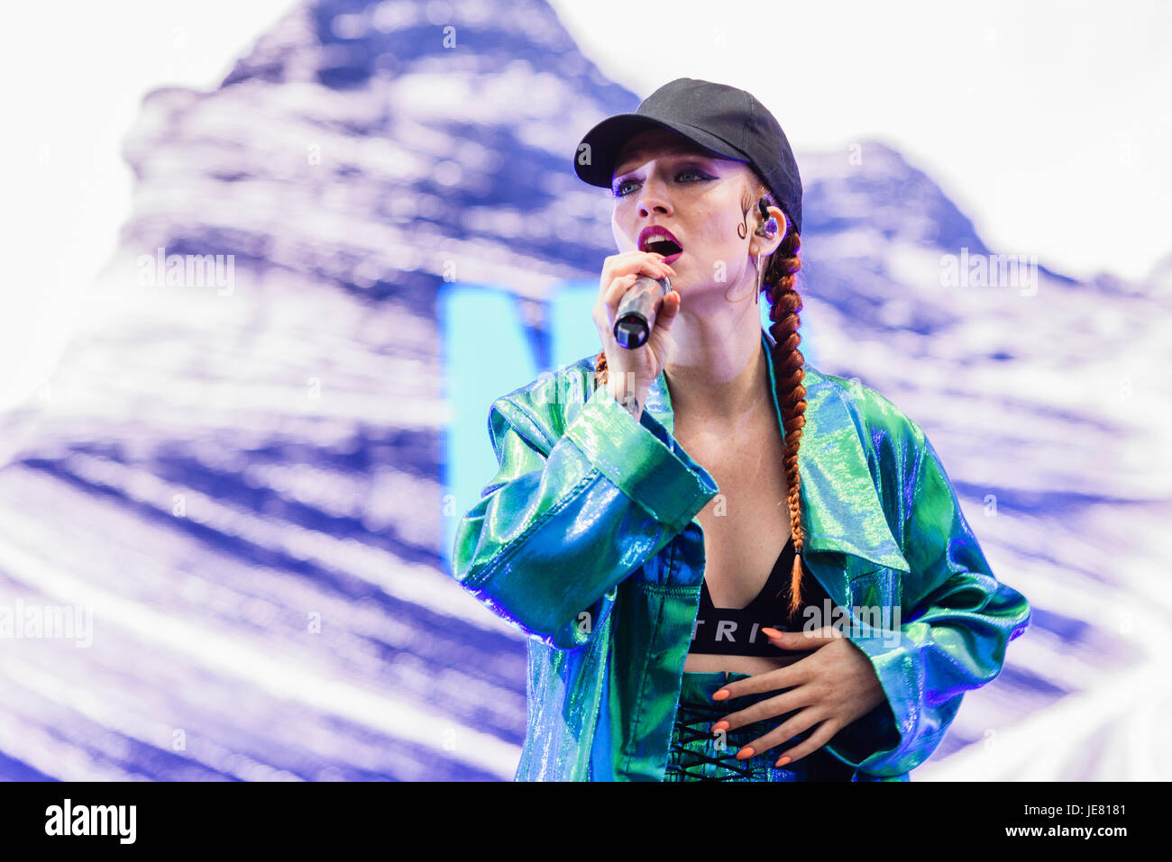 Belfast, Irlanda del Nord. 22/06/2017 - PSNI e ciclismo Ulster lancio campagna di sicurezza stradale, raccontando gli automobilisti come sorpassare i ciclisti in condizioni di sicurezza Foto Stock