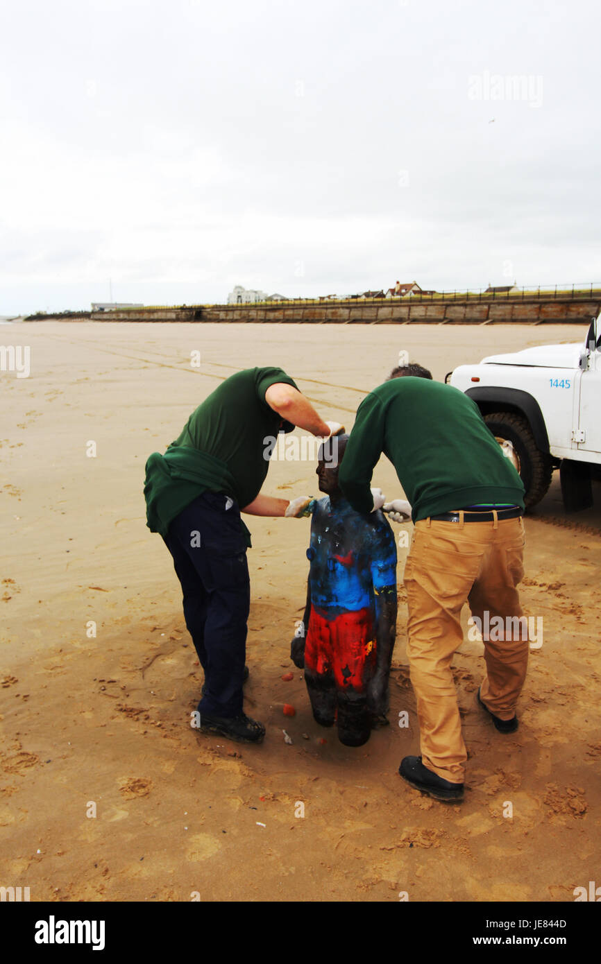 Crosby, Liverpool, Regno Unito. Il 23 giugno, 2017. Consiglio operai pulizia gli uomini di ferro dopo Antony Gormley ha chiesto la vernice per essere rimosso dal suo 'UN ALTRO POSTO' le statue sulla Crosby beach. Foto Stock