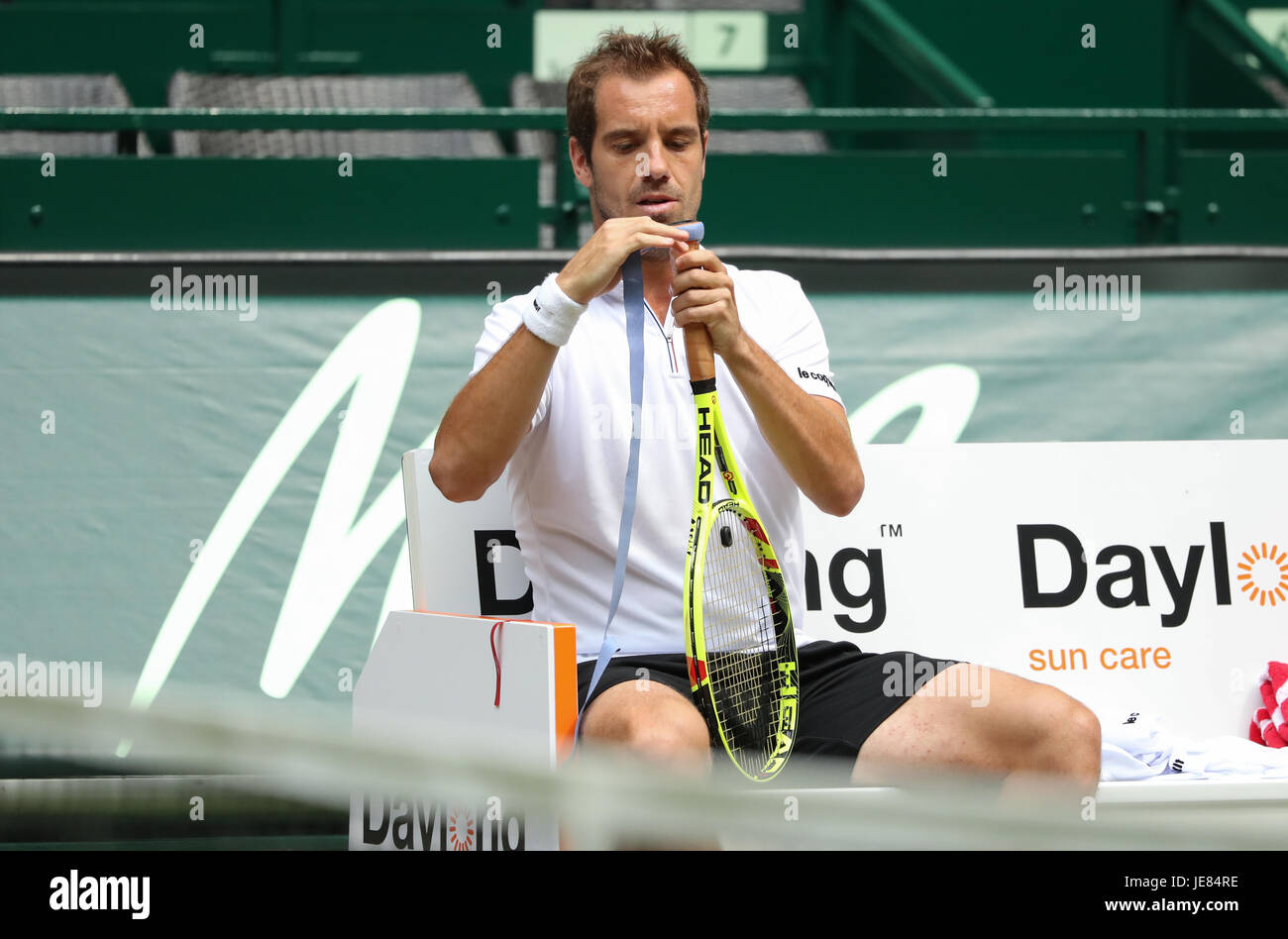 Halle, Germania. Il 23 giugno, 2017. Tennis francese player Richard Gasquet prima dell'ATP torneo di tennis Uomini Singoli Quarti di finale match contro R. Haase dai Paesi Bassi a Halle, Germania, 23 giugno 2017. Foto: Friso Gentsch/dpa/Alamy Live News Foto Stock