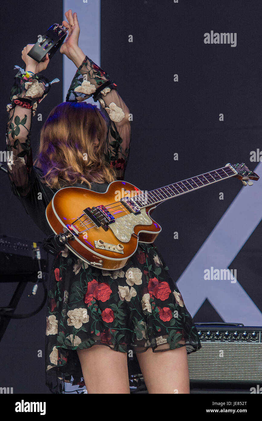 Glastonbury, Regno Unito. 23 GIU, 2017. Band svedese Kit di primo soccorso (suore Klara e Johanna Söderberg) eseguire sulla fase della piramide - Il 2017 Festival di Glastonbury, azienda agricola degna. Glastonbury, 23 giugno 2017 il credito: Guy Bell/Alamy Live News Foto Stock