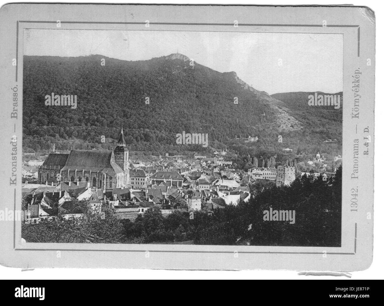 Questa immagine si riferisce a un'opera intitolata "Ottone", probabilmente collegata a strumenti di ottone o arte di ottone. Mette in mostra l'uso dell'ottone come mezzo sia nella musica che nella scultura, enfatizzando la sua qualità riflettente e il ruolo che svolge nell'arte visiva o uditiva. Foto Stock