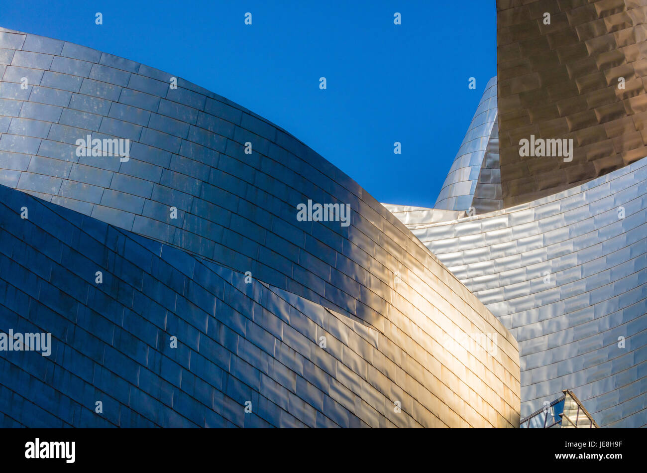 Sinuose e titanio facciata di pietra calcarea del Museo Guggenheim a Bilbao in Spagna in Paese Basco Foto Stock