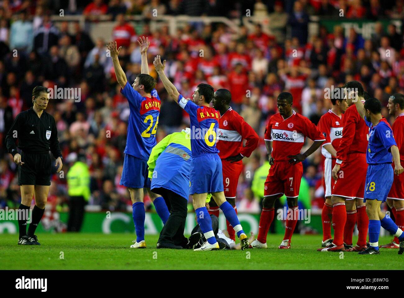 La ventola si accascia sul passo V MIDDLESBROUGH S.BUCAREST RIVERSIDE STADIUM MIDDLESBROUGH Inghilterra 27 aprile 2006 Foto Stock