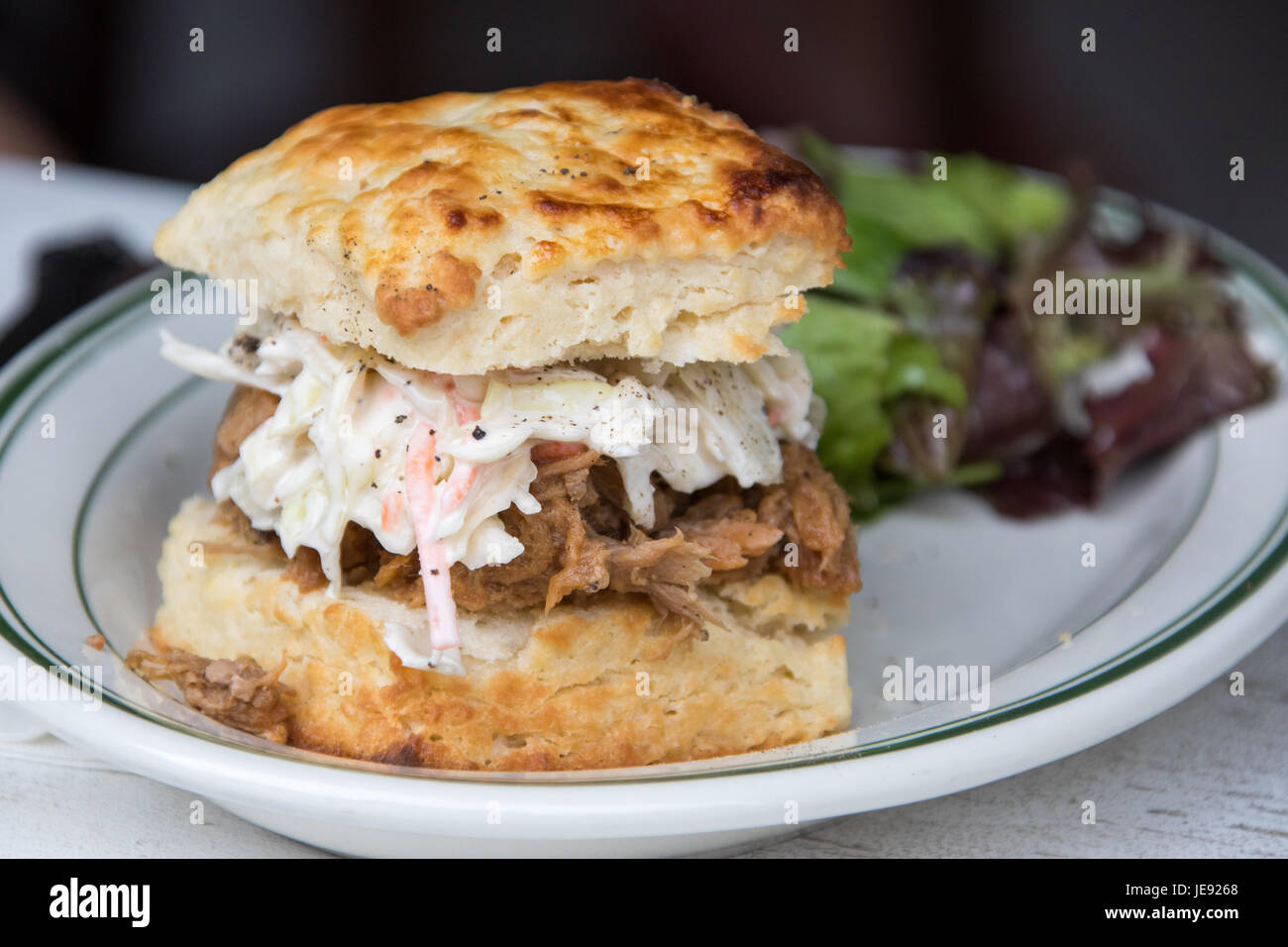 Biscotto di maiale, Carolina BBQ di maiale tirato a 'post', un piccolo ristorante nell'Alfabeto City East Village, Manhattan NYC Foto Stock