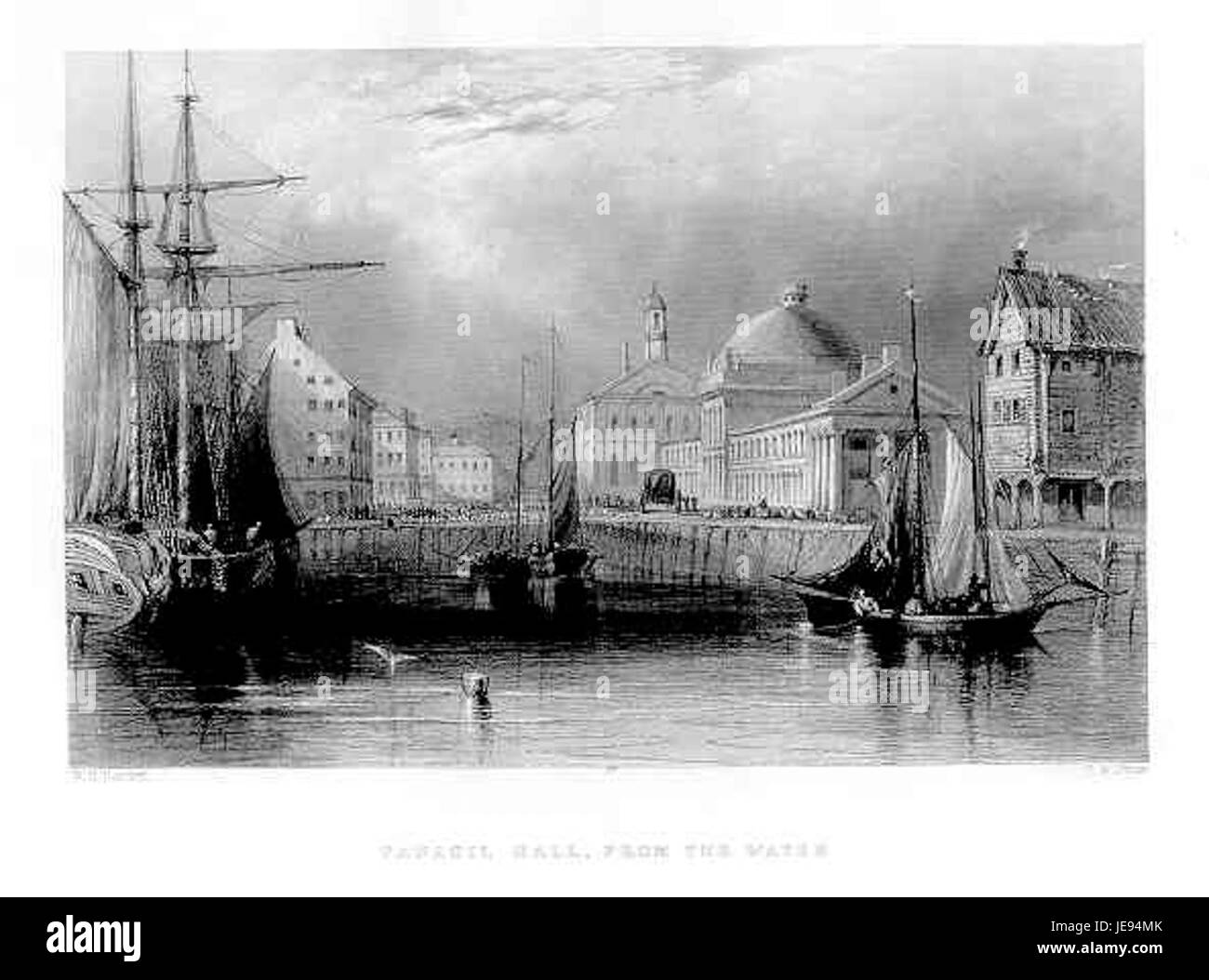 Questa vista di Faneuil Hall dall'acqua cattura uno dei monumenti più famosi di Boston. L'edificio storico, originariamente aperto nel 1742, è servito come mercato e in seguito come sede di importanti discorsi nella storia americana. Oggi, è una popolare destinazione turistica e parte integrante dello storico lungomare di Boston. Foto Stock