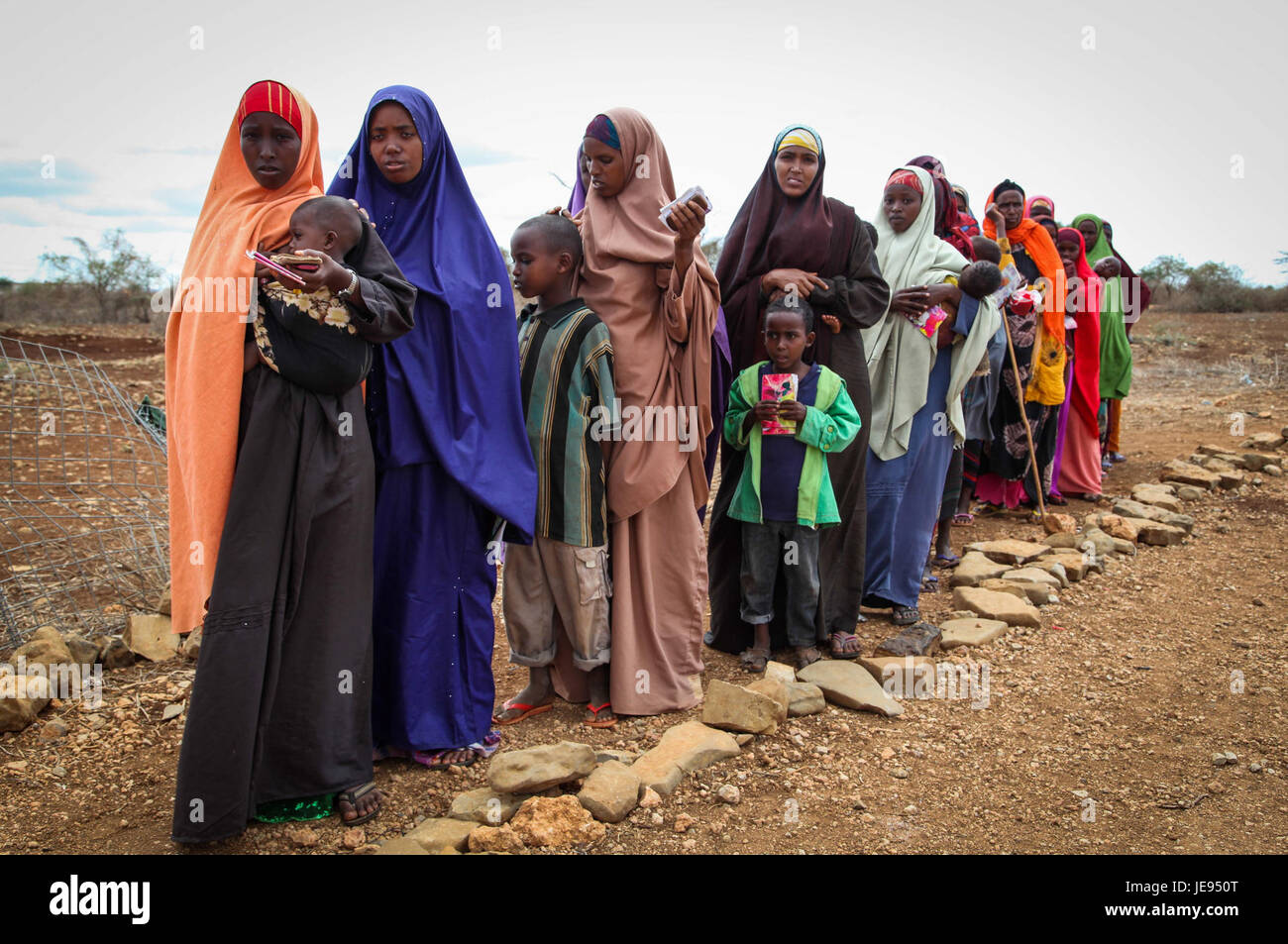 Il 10 ottobre 2013, una foto della clinica medica AMISOM a Baidoa, Somalia, mostra il personale medico che fornisce cure essenziali alla popolazione locale. La clinica fa parte della missione dell'Unione africana per sostenere la Somalia durante il conflitto. Foto Stock