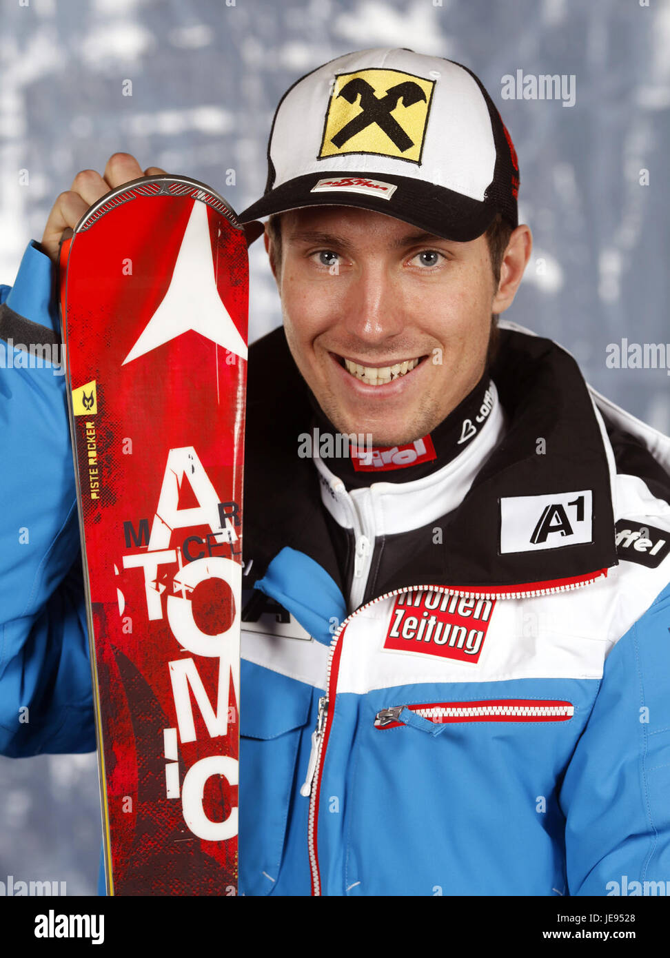 La fotografia cattura Marcel Hirscher durante la sua cerimonia di induzione ufficiale, dove viene presentato nel suo nuovo abbigliamento come atleta professionista. Marcel Hirscher è noto per i suoi successi nello sci alpino ed è uno degli atleti più importanti nello sport. Foto Stock