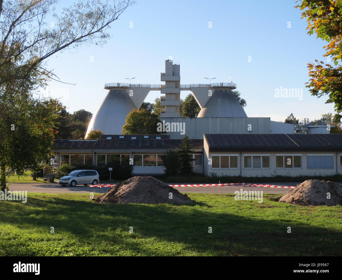 La foto del 13 ottobre 2013 mostra il Klaerwerk Schwetzingen, un impianto di trattamento delle acque reflue nella città di Schwetzingen, in Germania. Questo impianto svolge un ruolo chiave nella gestione delle acque della regione, nella lavorazione delle acque reflue e nella garanzia della sostenibilità ambientale. Le sue moderne strutture contribuiscono a mantenere l'acqua pulita nell'area. Foto Stock