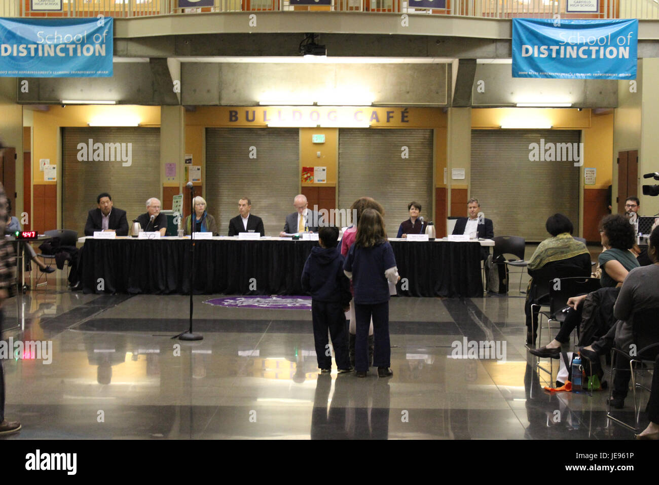 Il budget Town Hall del 2013 è stato un incontro pubblico in cui i membri della comunità si sono riuniti per discutere e rivedere il bilancio del governo locale. La sessione si è concentrata sulle priorità finanziarie e sulle esigenze della comunità. Foto Stock