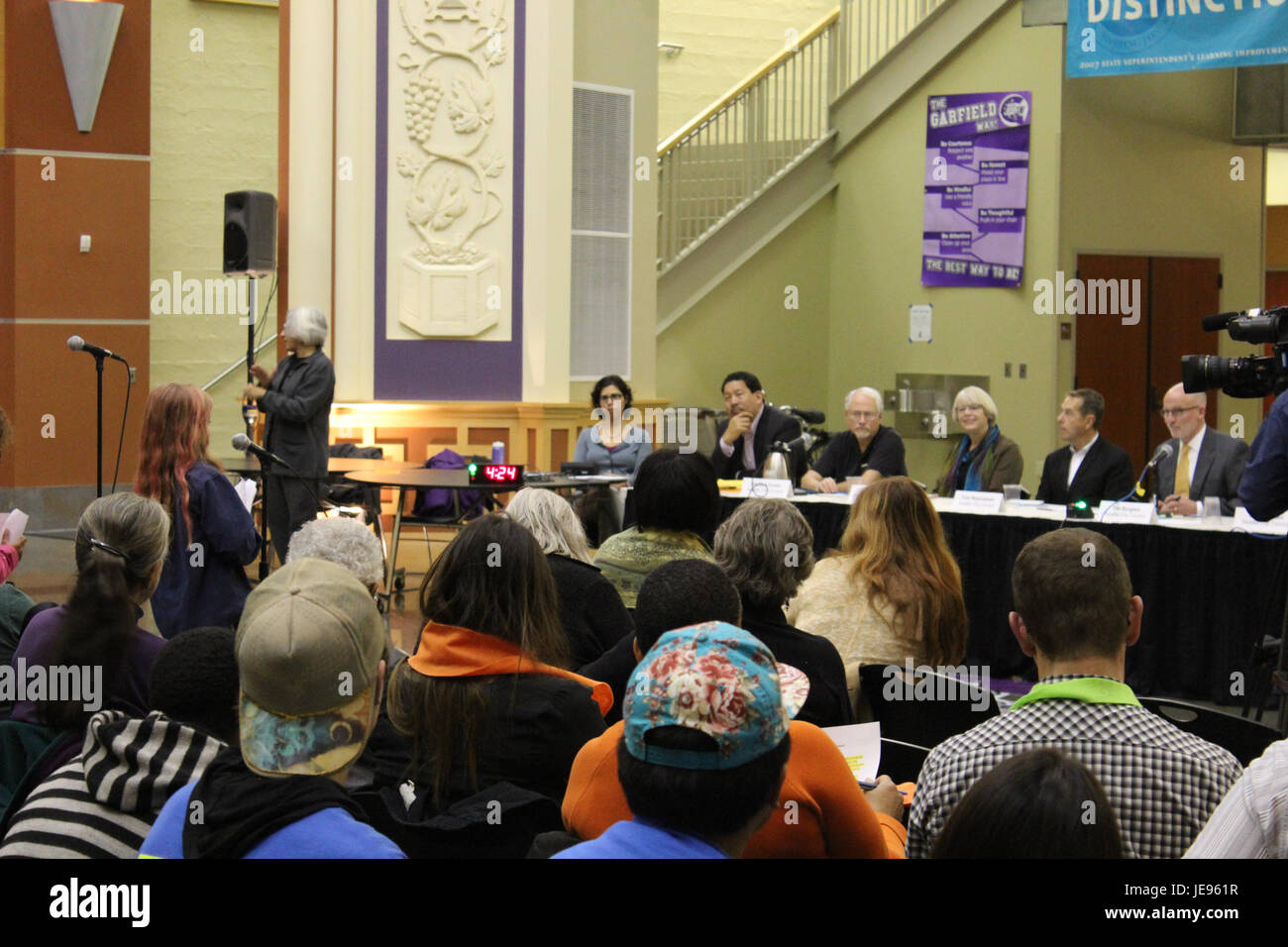 Una fotografia scattata durante l'evento budget Town Hall 2013, che cattura discussioni e presentazioni sulla pianificazione del budget e sull'impatto della comunità. L'evento mirava a coinvolgere il pubblico nelle decisioni fiscali. Foto Stock