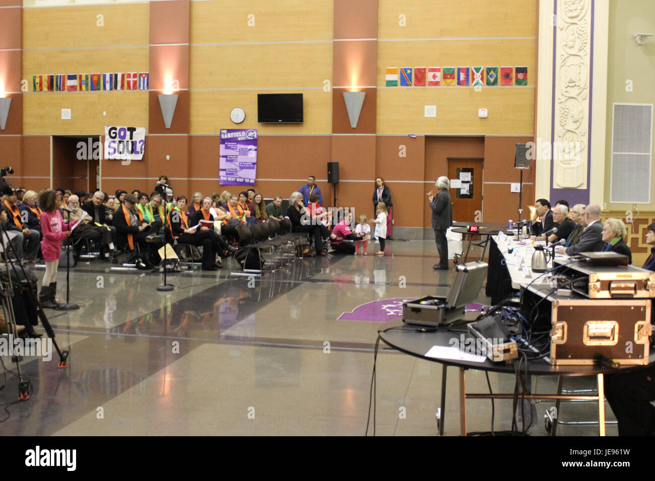 La riunione del Municipio sul bilancio 2013 si è concentrata sull'assegnazione dei fondi pubblici e sulle priorità politiche, con discussioni sulla responsabilità fiscale e sugli investimenti comunitari. Foto Stock