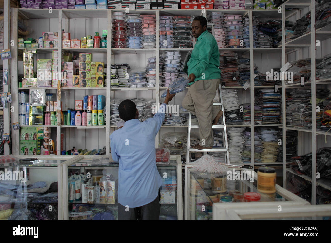 Questa immagine mostra un processo Barclays Remittance Money Transfer, che evidenzia i metodi moderni utilizzati per inviare denaro in tutti i paesi. Essa descrive i sistemi efficienti in atto per le transazioni finanziarie internazionali. Foto Stock