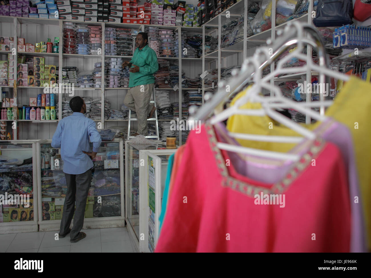 Una fotografia raffigurante una filiale di Barclays che assiste i clienti con trasferimenti di denaro internazionali, illustrando il processo di rimessa e il ruolo delle banche nel facilitare gli scambi finanziari globali. Foto Stock