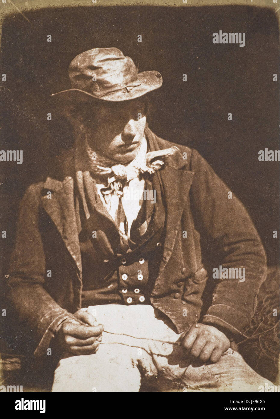 Questa fotografia, scattata da David Octavius Hill e Robert Adamson, mostra Willie Liston, un pescatore di Newhaven, che prepara l'attrezzatura da pesca nella città costiera di Newhaven. L'immagine cattura la vita quotidiana di un pescatore nel XIX secolo. Foto Stock