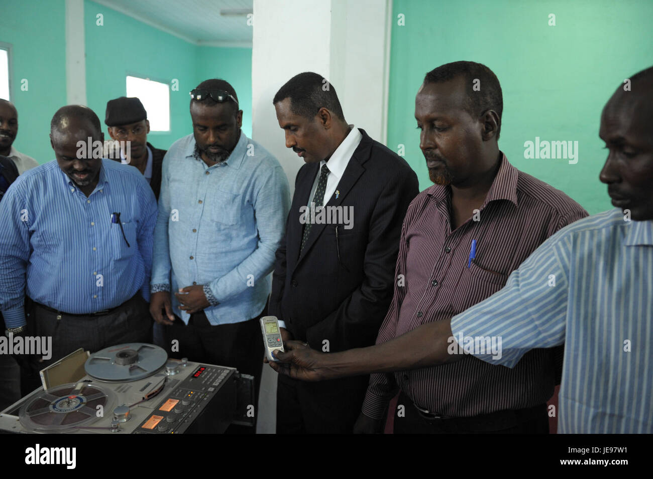 Questa immagine, scattata il 7 novembre 2013, mostra la stazione radio Mogadiscio in Somalia, un importante canale mediatico della regione, noto per la trasmissione di notizie e informazioni vitali per la popolazione somala. Foto Stock