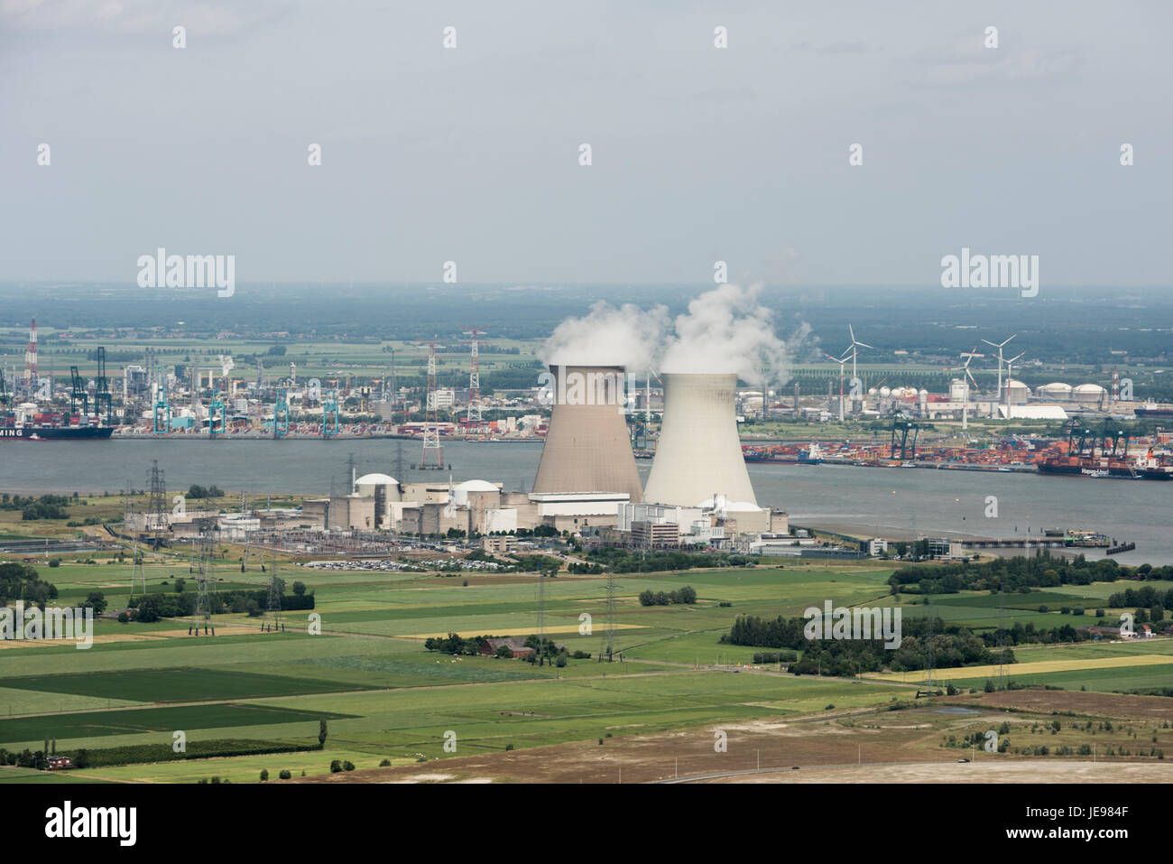 Immagine aerea della centrale nucleare di Doel presso il fiume Schelda Foto Stock