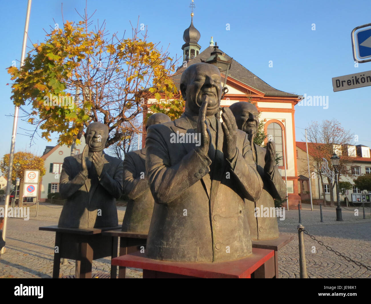Questa immagine mostra una performance del claque a Schwetzingen, in Germania, il 18 novembre 2013. I Claques erano gruppi assunti per applaudire o applaudire durante gli spettacoli teatrali. Foto Stock