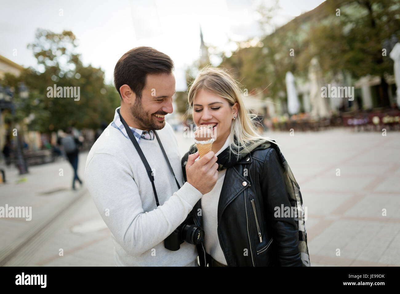 Romantico giovane coppia attraente la condivisione di gelato Foto Stock