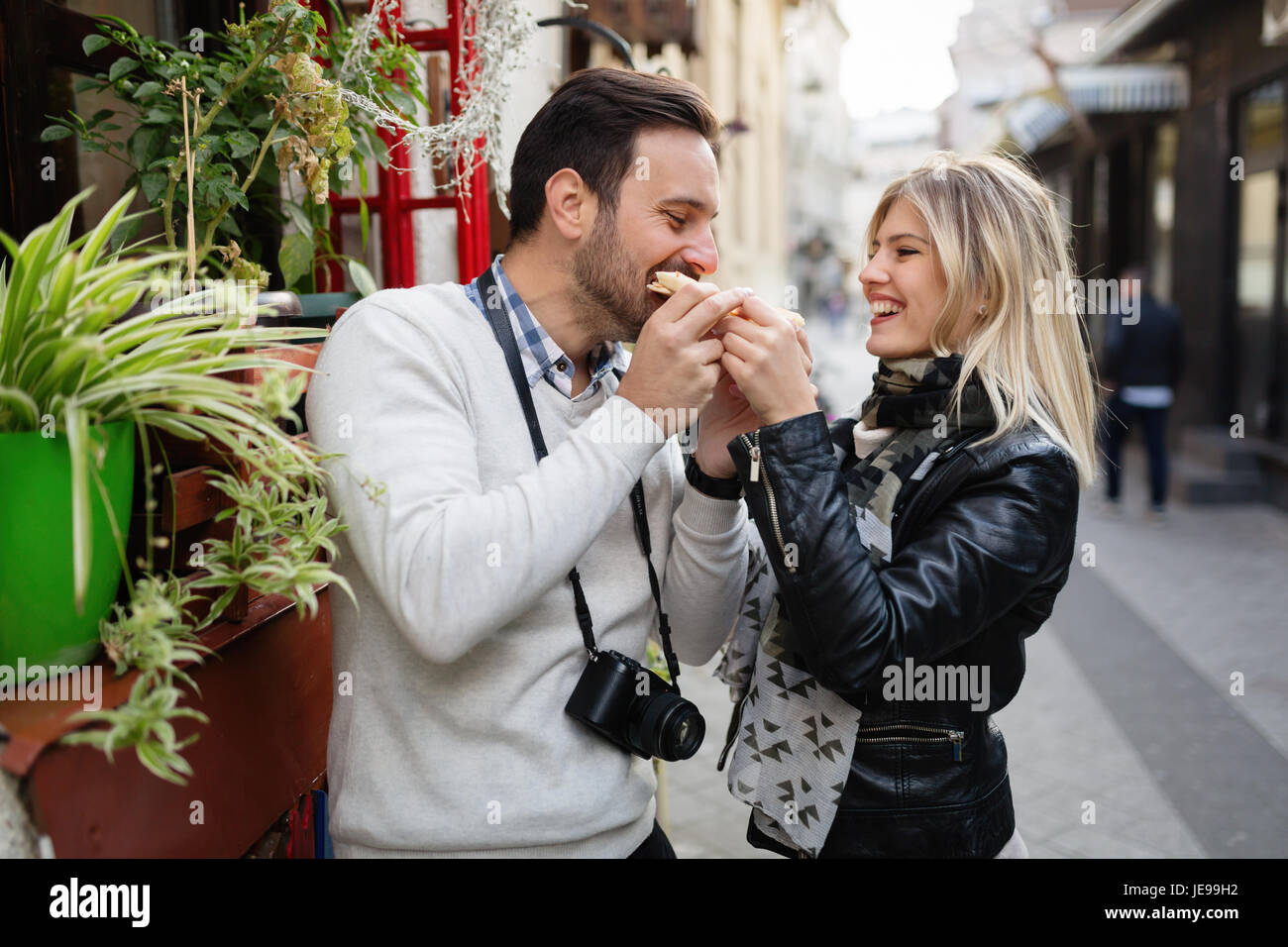 Giovane coppia attraente la condivisione di un trancio di pizza Foto Stock