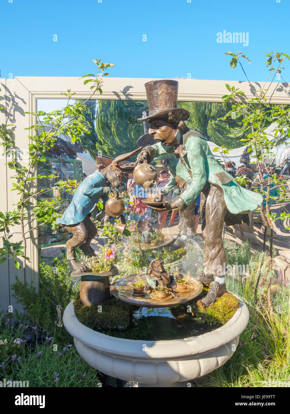 LONDON, Regno Unito - 25 Maggio 2017: RHS Chelsea Flower Show 2017. Lewis Carroll Alice nel Paese delle Meraviglie' caratteri come giardino scolpite le figure. Foto Stock