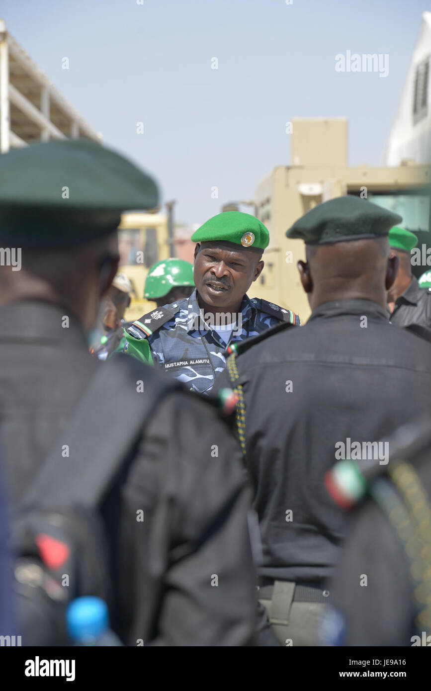Il 6 gennaio 2014, un'unità di polizia in Nigeria ha subito un processo di rotazione e sostituzione. Ciò fa parte degli adeguamenti operativi periodici volti a mantenere l'efficacia e la sicurezza delle forze dell'ordine nella regione. Foto Stock