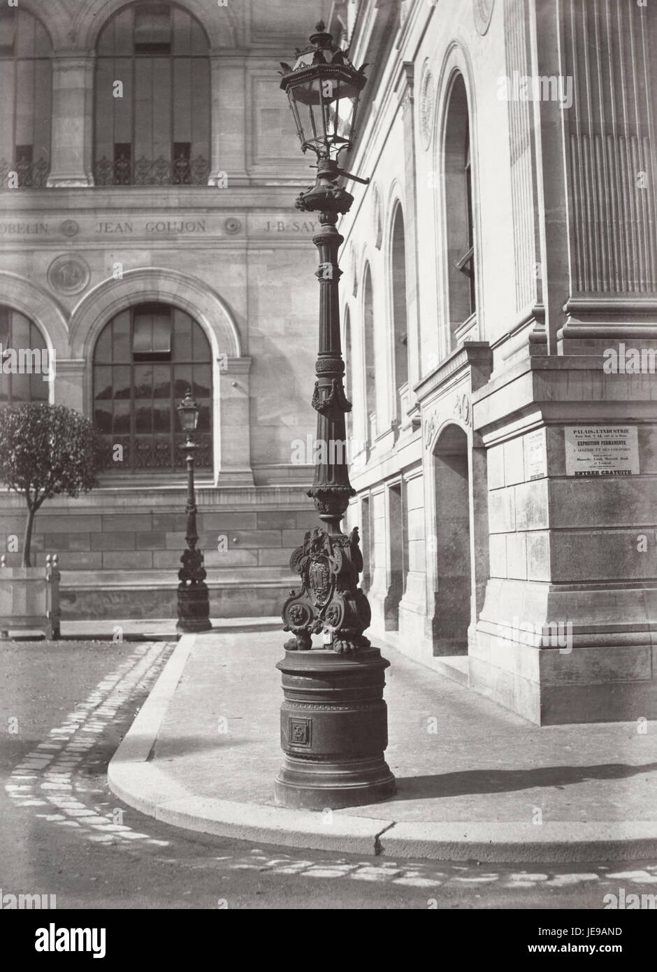Questa fotografia del 1878 di Charles Marville mostra la facciata del Palais de l'industrie a Parigi, catturandone il design architettonico e il contesto storico dell'edificio alla fine del XIX secolo. Foto Stock
