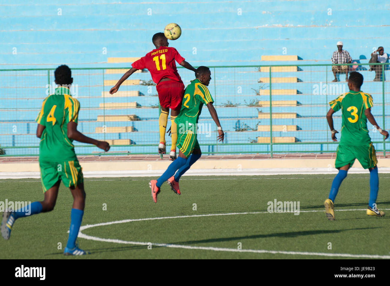 Questa immagine raffigura una partita di calcio a Mogadiscio, Somalia, che cattura la cultura sportiva locale e il ruolo del calcio nell'impegno della comunità e nelle attività sociali. Foto Stock