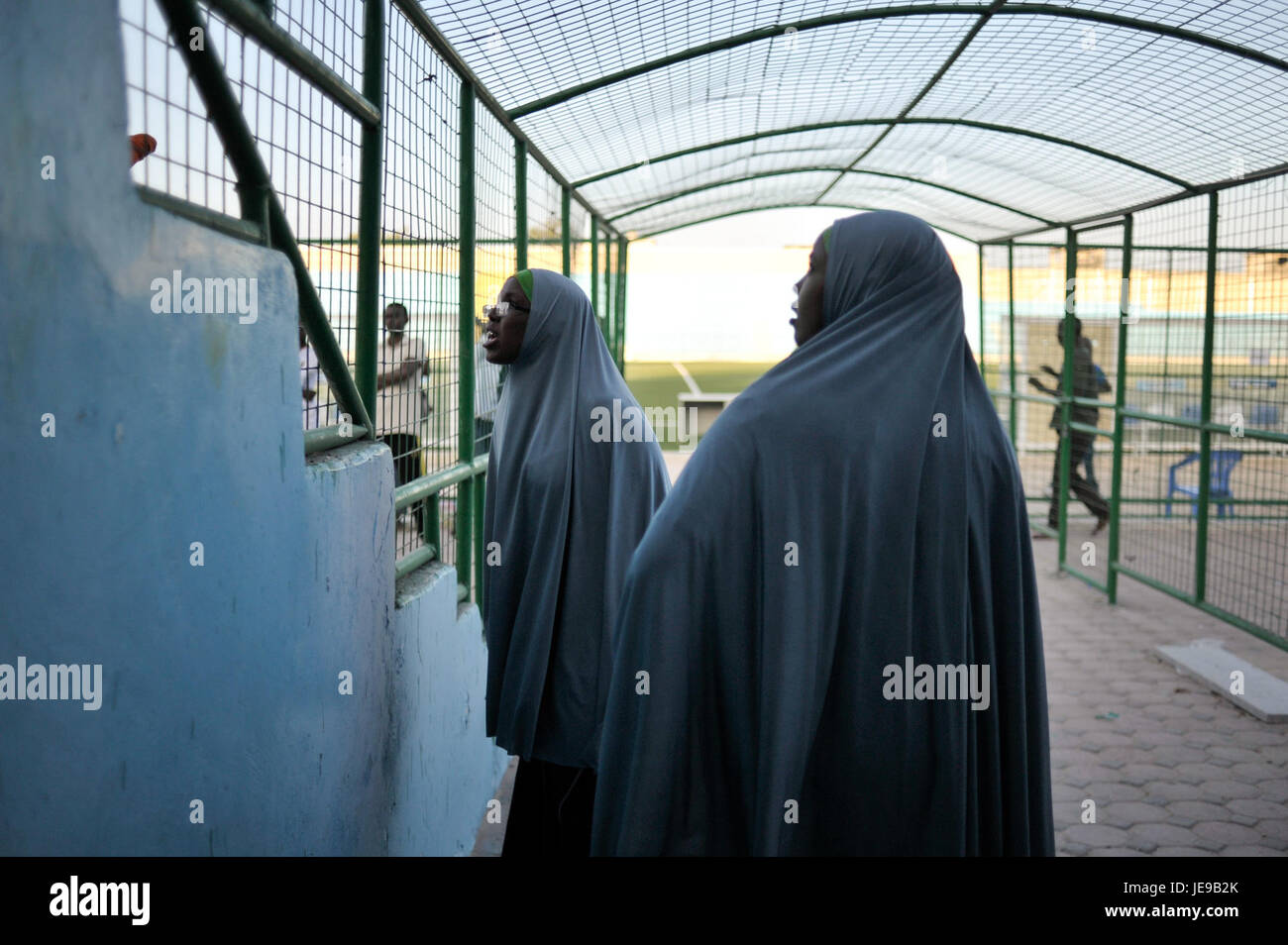 L'immagine della partita di calcio di Mogadiscio del 31 gennaio 2014 mostra i giocatori sul campo in Somalia. Cattura l'entusiasmo e l'energia di una partita di calcio locale, riflettendo l'importanza dello sport nella regione. Foto Stock