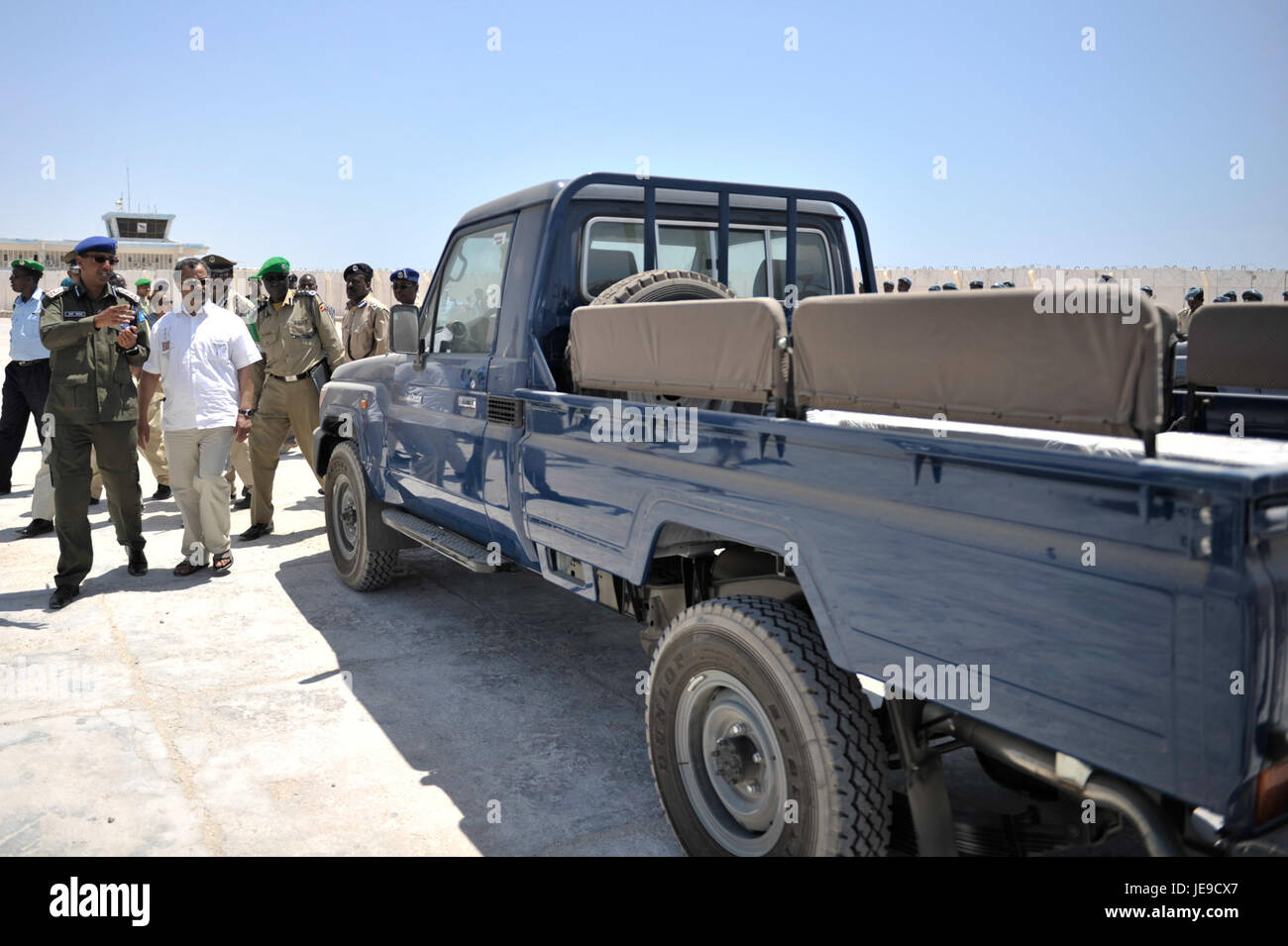 Questa immagine raffigura la consegna dei veicoli per le operazioni di mantenimento della pace il 1° marzo 2014. La consegna significa supporto logistico per missioni militari e umanitarie. Foto Stock