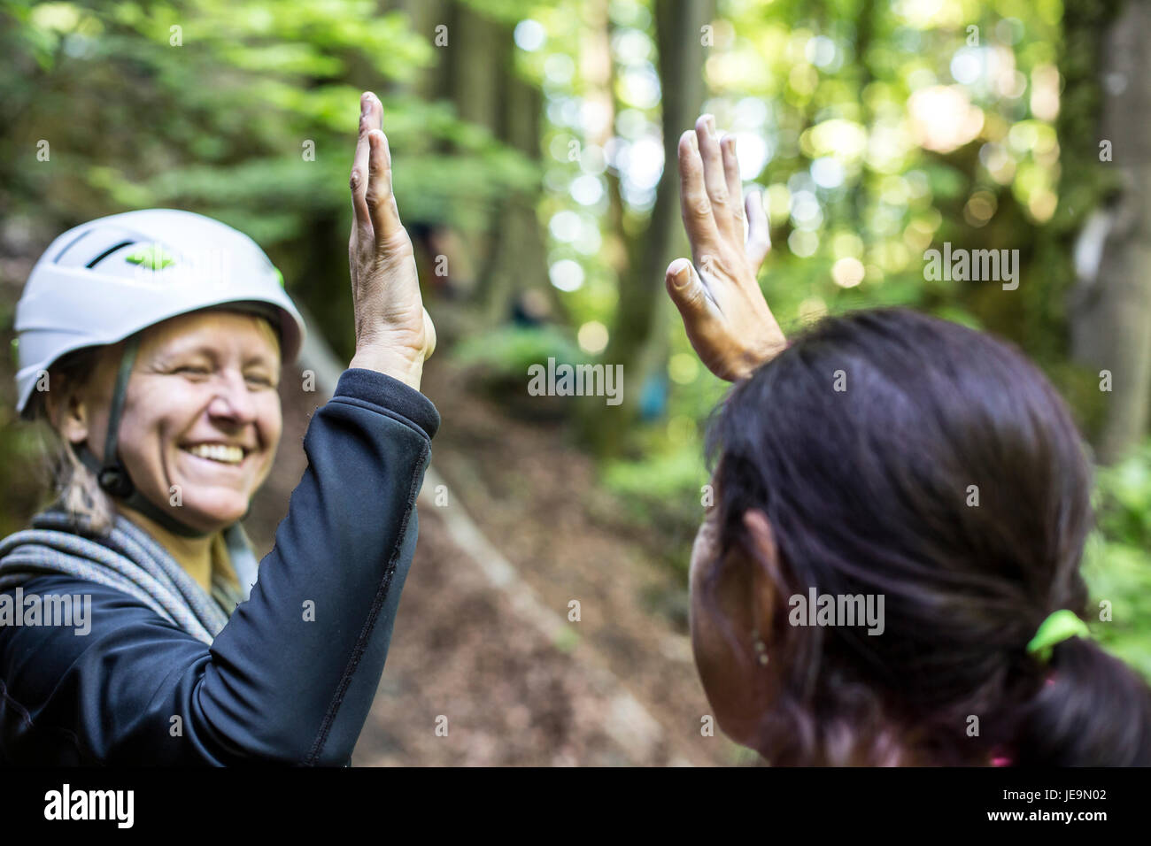 Zwei Frauen bei Klettern haben Spaß Foto Stock