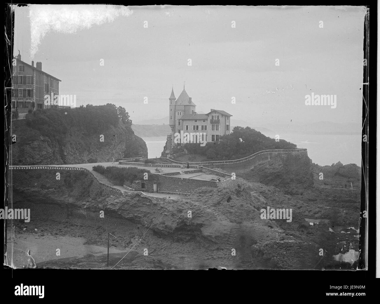 Questa immagine raffigura il castello di Biarritz, una città costiera nel sud-ovest della Francia. Il castello, noto per la sua architettura storica, è un edificio iconico che si affaccia sulla Baia di Biscaglia. Foto Stock