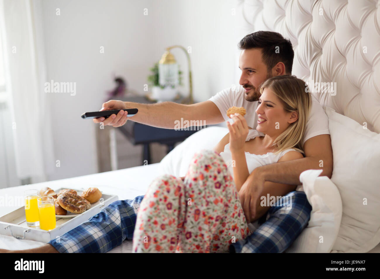 Romantico felice coppia avente la colazione a letto Foto Stock