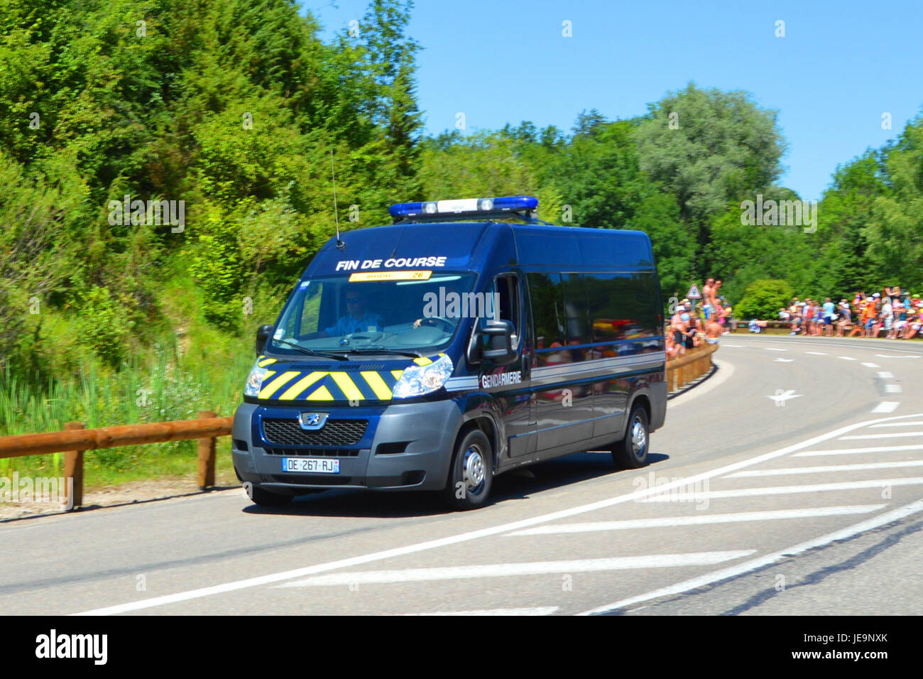 Il Tour de France 2014 ha caratterizzato la "Voiture fin de Course", che segna la fine della gara. Questa immagine cattura l'iconico veicolo del traguardo, parte della storia e della tradizione del tour. Foto Stock