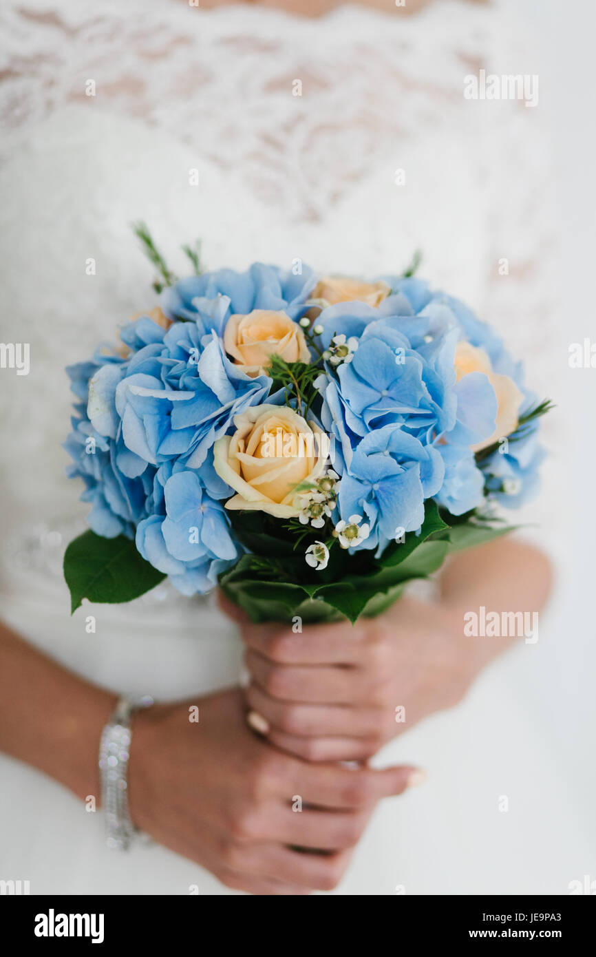 Bellissimo il blu e il giallo dei fiori freschi bouquet di nozze. Sposa con bouquet di nozze, primo piano Foto Stock