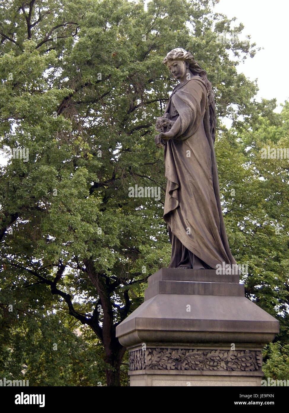 Una fotografia scattata il 27 luglio 2014 al cimitero di Union Dale, che mostra una sezione specifica del cimitero. L'immagine presenta lapidi e marcatori storici, che evidenziano il ruolo del cimitero come luogo di memoria e patrimonio. Foto Stock