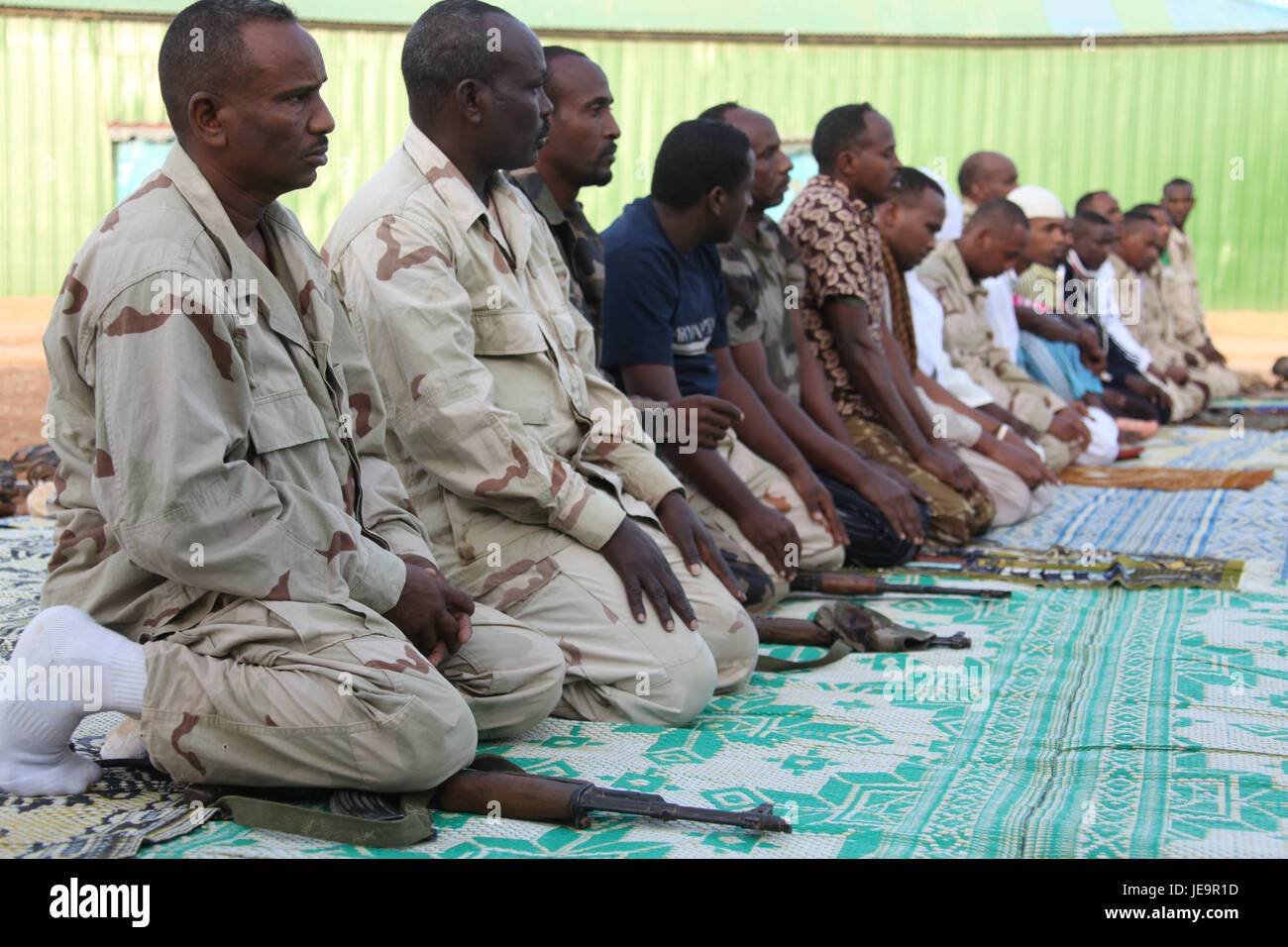 L'immagine mostra la celebrazione di Eid al-Fitr a Beletweyn, Somalia, il 28 luglio 2014. La foto cattura un gruppo di persone che partecipano alle festività religiose, segnando la fine del Ramadan. Foto Stock