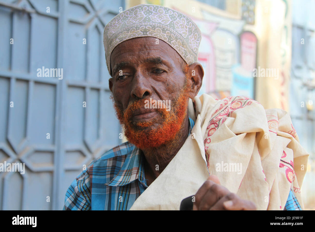 L'immagine scattata il 28 luglio 2014 mostra la celebrazione di Eid al-Fitr a Beletweyn, Somalia. La foto cattura l'importanza culturale e religiosa di questa festa islamica, segnata da preghiere e riunioni della comunità. Foto Stock