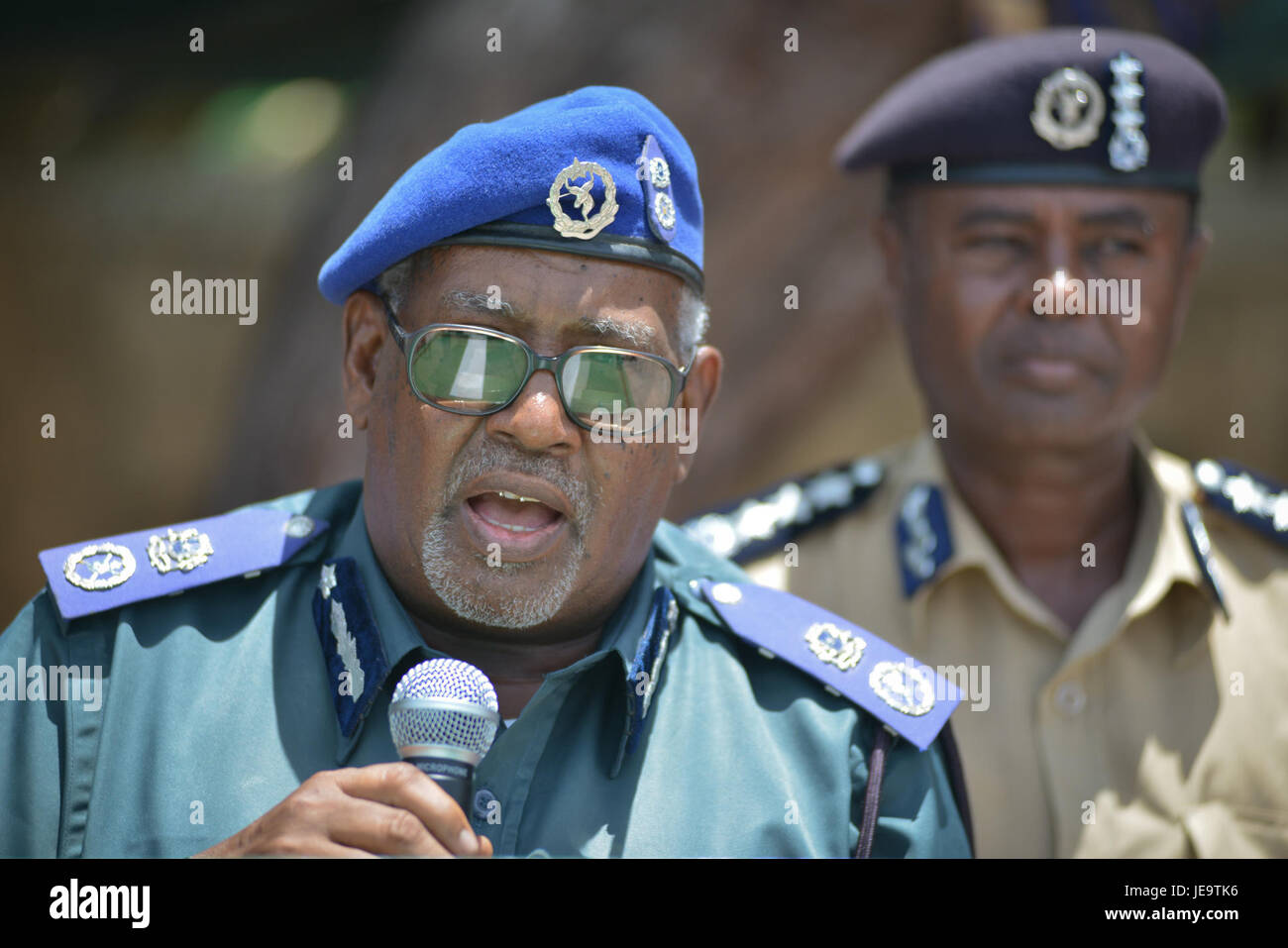 Questa immagine cattura una cerimonia di medaglia tenutasi in Nigeria il 9 aprile 2013, dove gli individui sono stati assegnati per il loro contributo, probabilmente in riconoscimento del servizio o del raggiungimento. Foto Stock