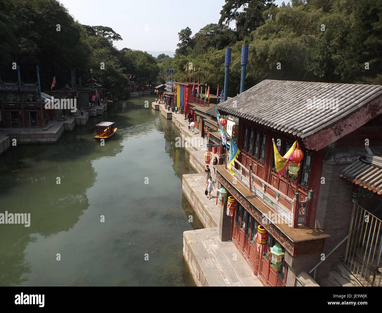 Un'immagine del 27 agosto 2014, che mostra le barche sul canale presso il Palazzo d'Estate di Pechino, in Cina, con vedute panoramiche del canale e dell'architettura circostante. Foto Stock