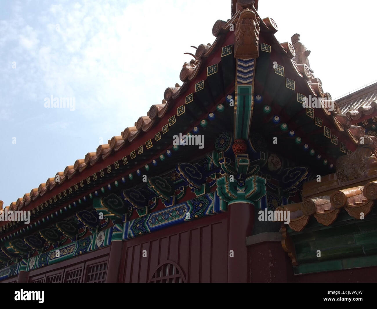 Fotografia del Palazzo estivo Sumeru Lingjing di Pechino, Cina, scattata il 27 agosto 2014, che mostra elementi architettonici tradizionali cinesi. Foto Stock