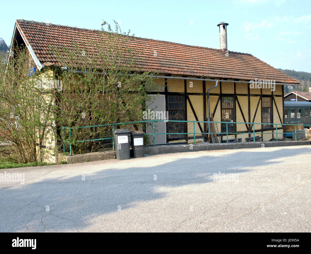 Questa foto cattura il Lokschuppen, uno storico capannone ferroviario a Ybbsitz, Austria, che riflette il passato industriale della regione e il design architettonico nel trasporto ferroviario. Foto Stock