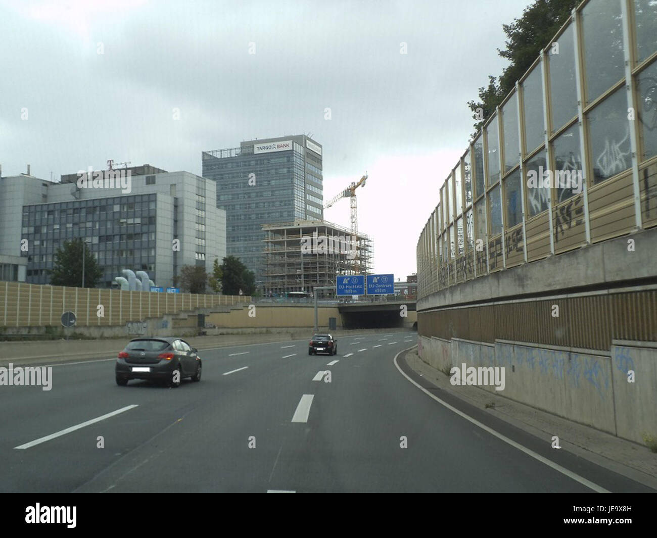 Il Targobankquartier è un moderno quartiere commerciale e di uffici situato a Duisburg, in Germania. L'area è caratterizzata da un'architettura contemporanea, che funge da fulcro finanziario e finanziario della città. Foto Stock
