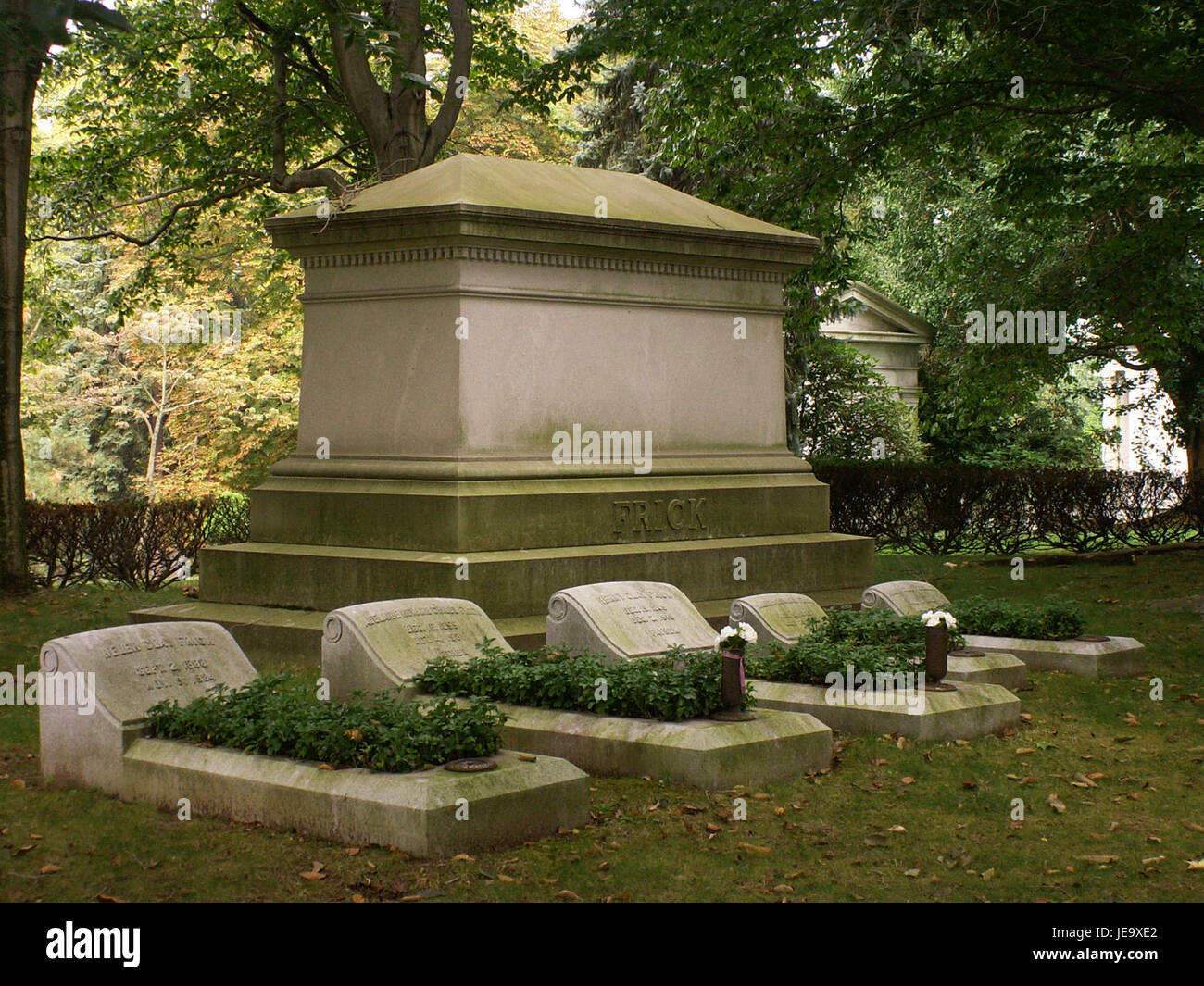 Homewood Cemetery, situato a Pittsburgh, Pennsylvania, è noto per il suo significato storico e il suo splendido paesaggio. Questa immagine mostra uno dei tranquilli sentieri alberati del cimitero, che riflettono la sua atmosfera tranquilla. Foto Stock
