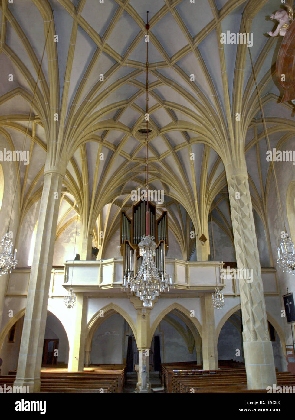 Chiesa di San Severin (Pfarrkirche hl. Severin) a Haidershofen, in Germania, è un importante sito religioso e storico. La chiesa, con il suo cimitero annesso, è un punto di riferimento fondamentale nella zona. Riflette il patrimonio culturale e religioso della regione, mostrando l'architettura tradizionale della chiesa e servendo come luogo di culto e di memoria degli antenati della comunità. Foto Stock
