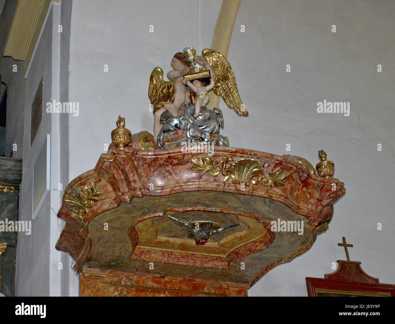 L'immagine mostra la Pfarrkirche hl. Martin (Chiesa parrocchiale di San Martino) a Marbach an der Donau, Austria. La chiesa, costruita in stile gotico, è un notevole esempio di architettura religiosa della regione. Foto Stock